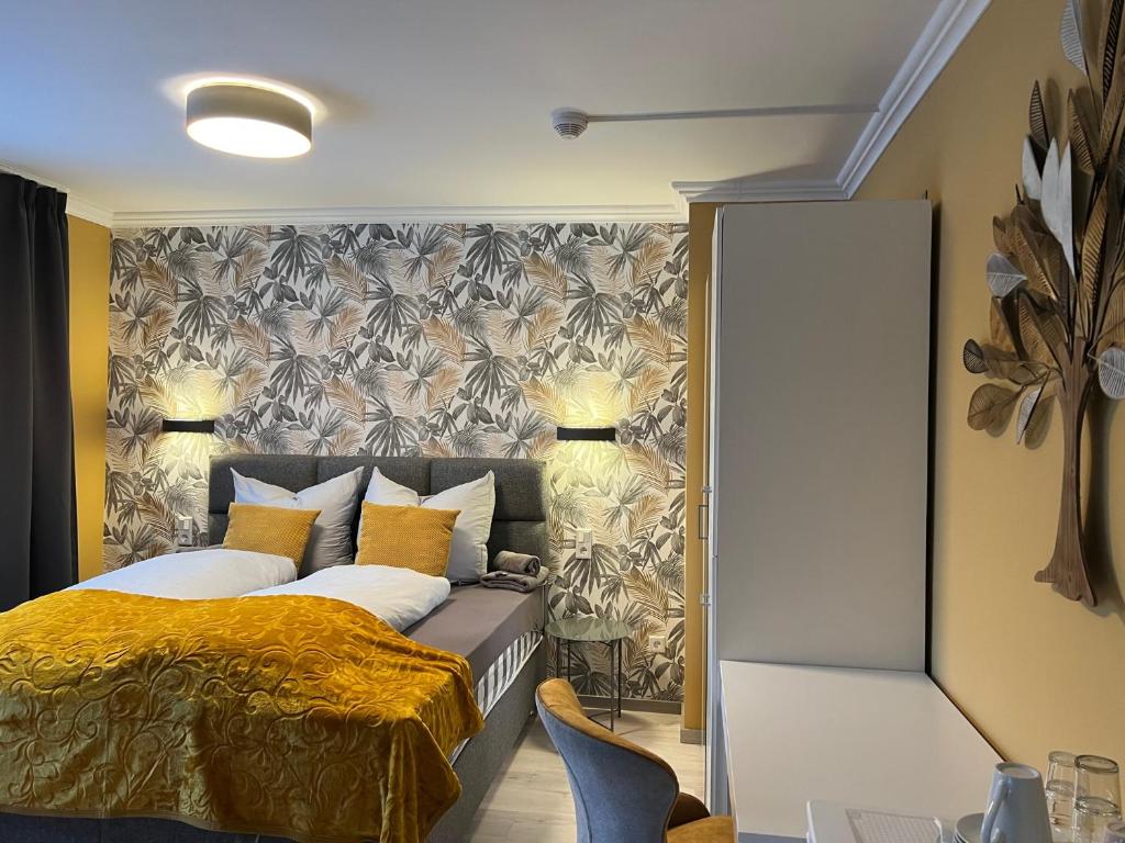 施洛斯霍尔特-斯图肯布罗克Pension Ottenheide的一间卧室配有床和壁画