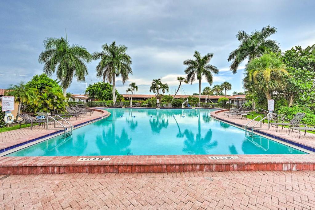 那不勒斯Naples Studio Near Everglades with Marina!的一座棕榈树环绕的大型游泳池