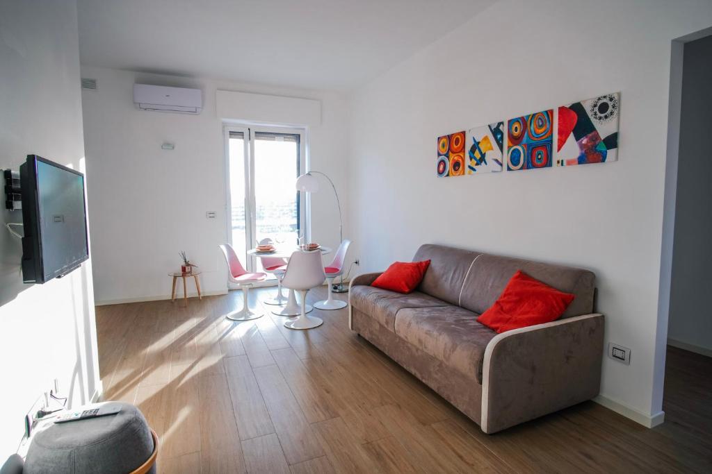 巴里Rossani Suites&Aparts的客厅配有沙发和桌子