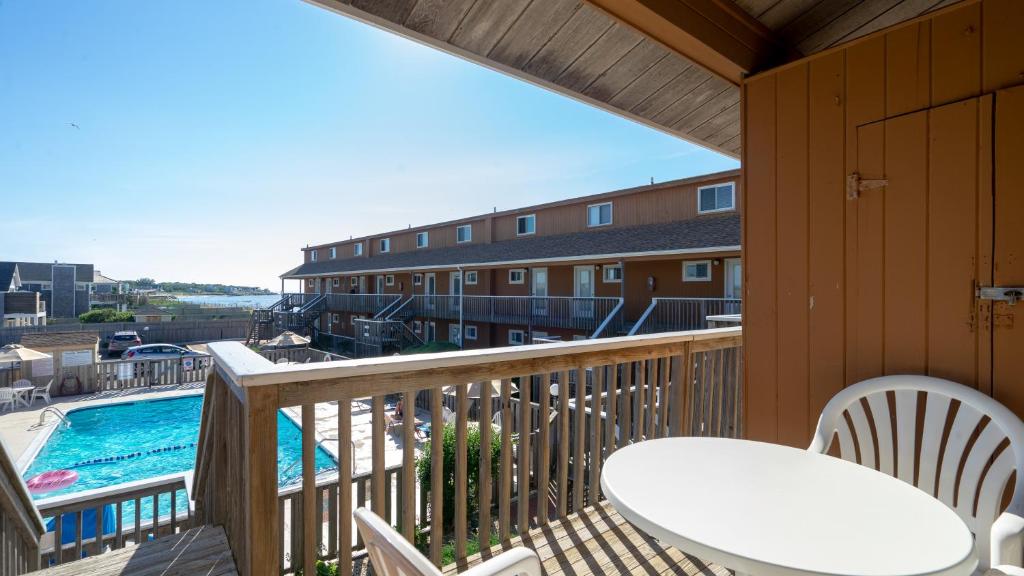 蒙托克蒙托克太阳与声音酒店的享有游泳池景致的阳台
