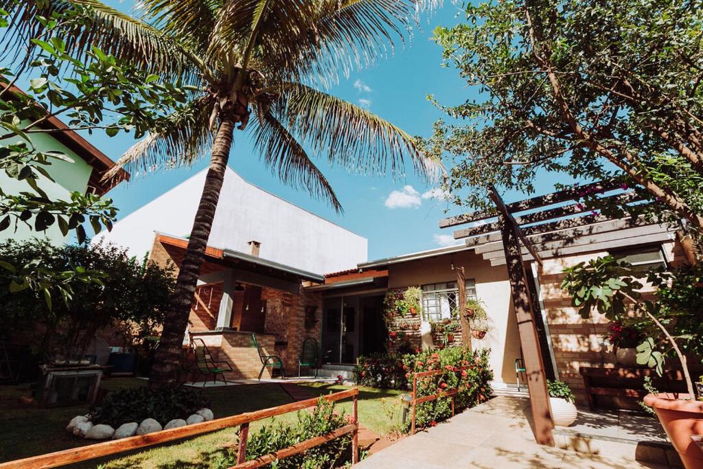 大坎普Casa c churrasq em Monte Castelo, Campo Grande-MS的前面有棕榈树的房子