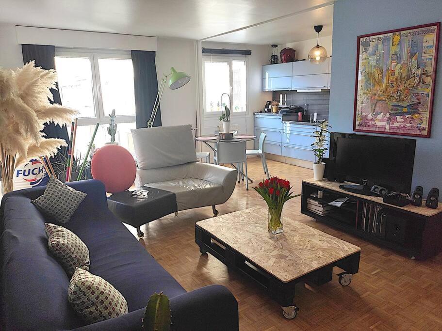鲁昂Appt d'artiste - 3 ch - Parking的客厅配有蓝色的沙发和桌子
