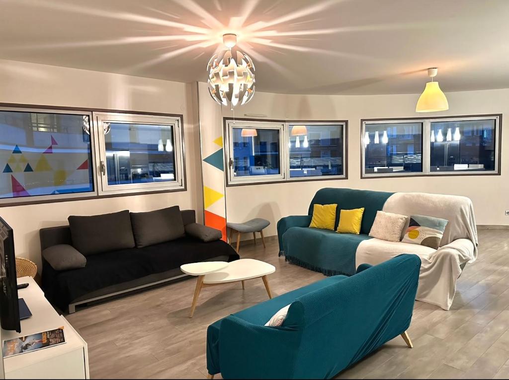 安纳马斯Magnifique Loft - Hyper Centre的带沙发、桌子和窗户的客厅
