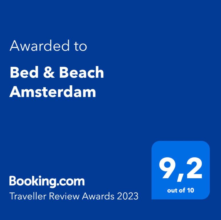 阿姆斯特丹Bed & Beach Amsterdam的一张床和山毛 ⁇ 旅行评审奖的屏幕照