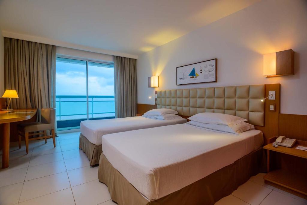 圣路易斯圣路易斯鲁泽洛斯酒店的酒店客房设有两张床,享有海景。