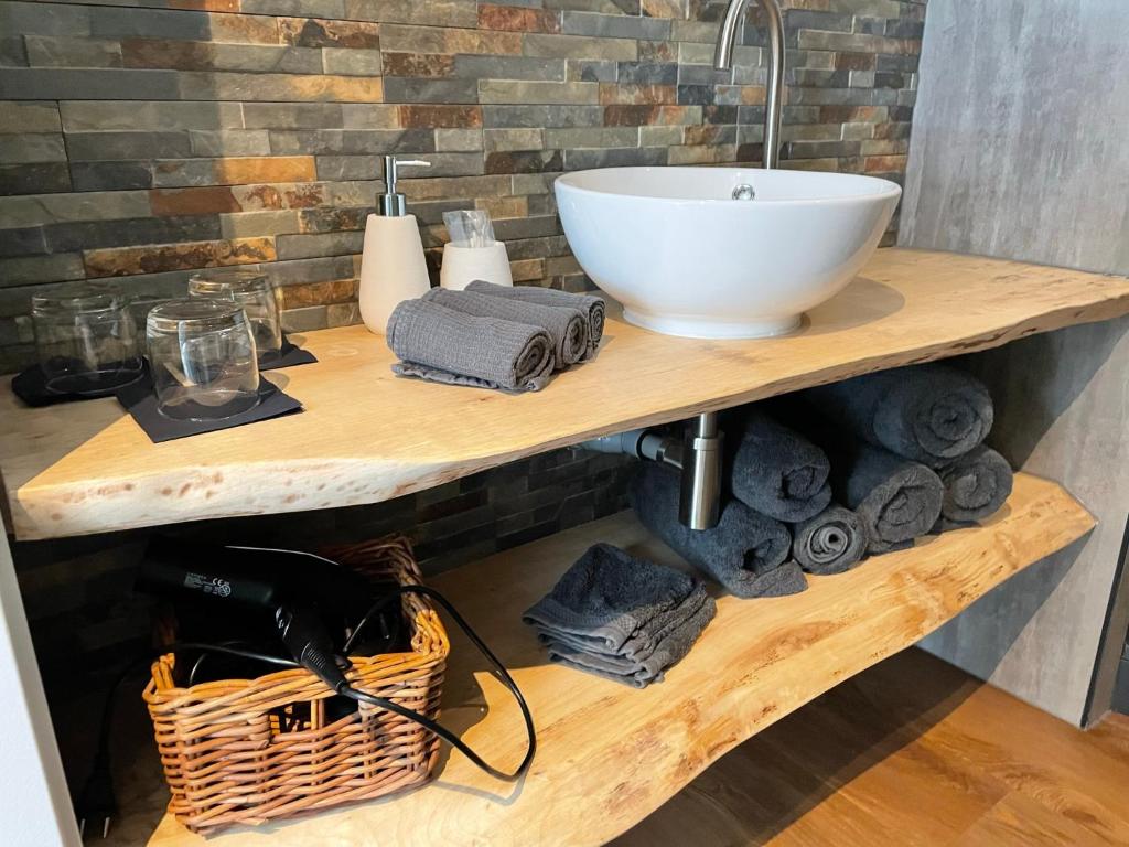 瓦赫宁根Be-B的浴室位于带毛巾的木制架子上