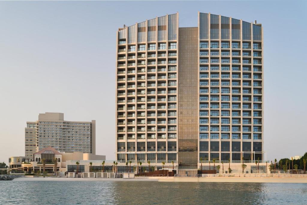 阿布扎比InterContinental Residences Abu Dhabi, an IHG Hotel的靠近水体的大建筑