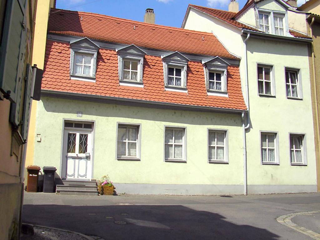 班贝格Ferienwohnung Alte Stadtmauer的白色房子,有橙色屋顶