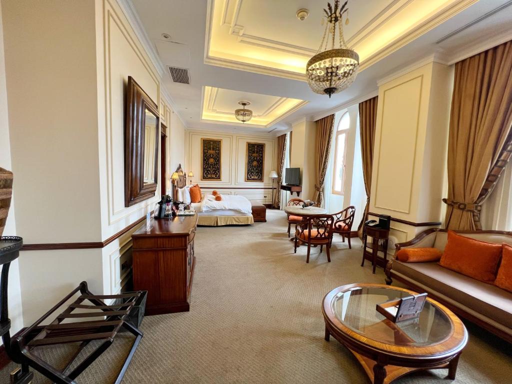 基多广场大酒店的客厅配有沙发和桌子