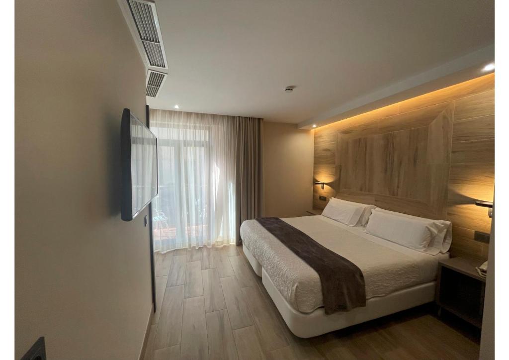 马拉加卡斯蒂亚格雷罗酒店的酒店客房设有床和窗户。