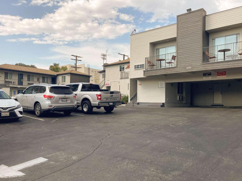 格伦代尔Motel 6 Glendale CA Pasadena Burbank Los Angeles的停车场,停车场停在大楼前