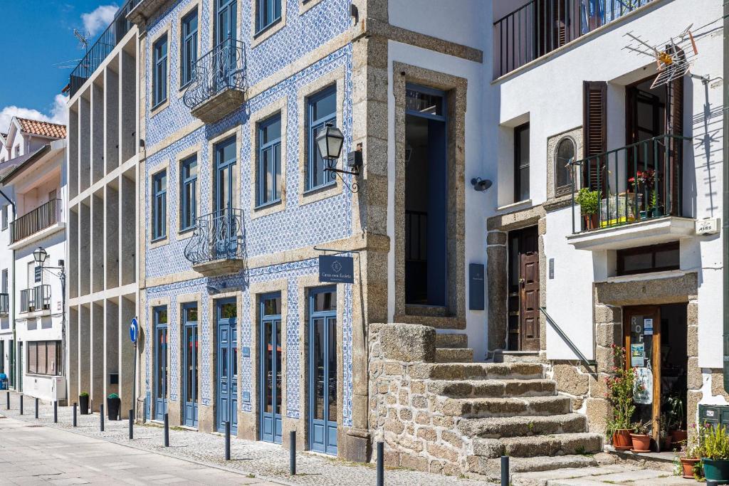 圣孔巴当Pensão Luisinha by Casas com Estória Boutique Houses的街上的蓝色和白色建筑