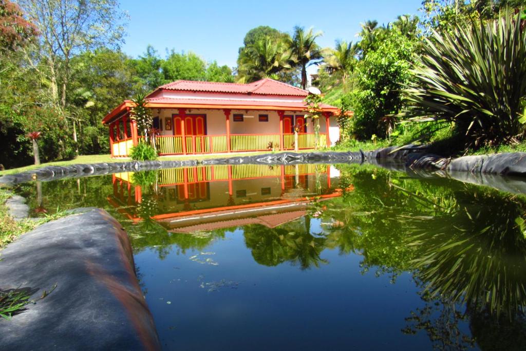 VillamaríaCASA DE CAMPO VILLA OLI!! - Un paraiso natural en la ciudad的前面有池塘的房子