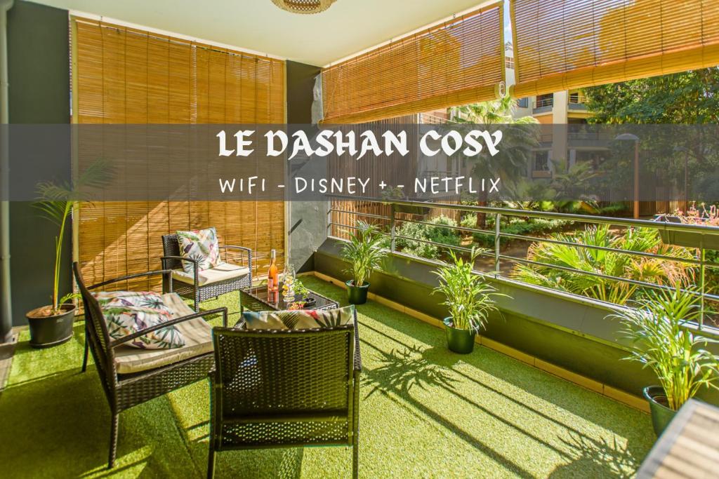 圣保罗Le Dashan Cosy-Rénové-Proche étang et Plage的大楼内的阳台配有椅子和植物