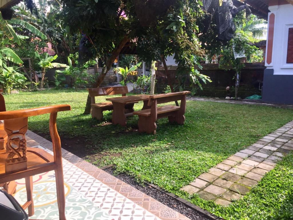 MambatRaditya Homestay的院子里的野餐桌和长凳