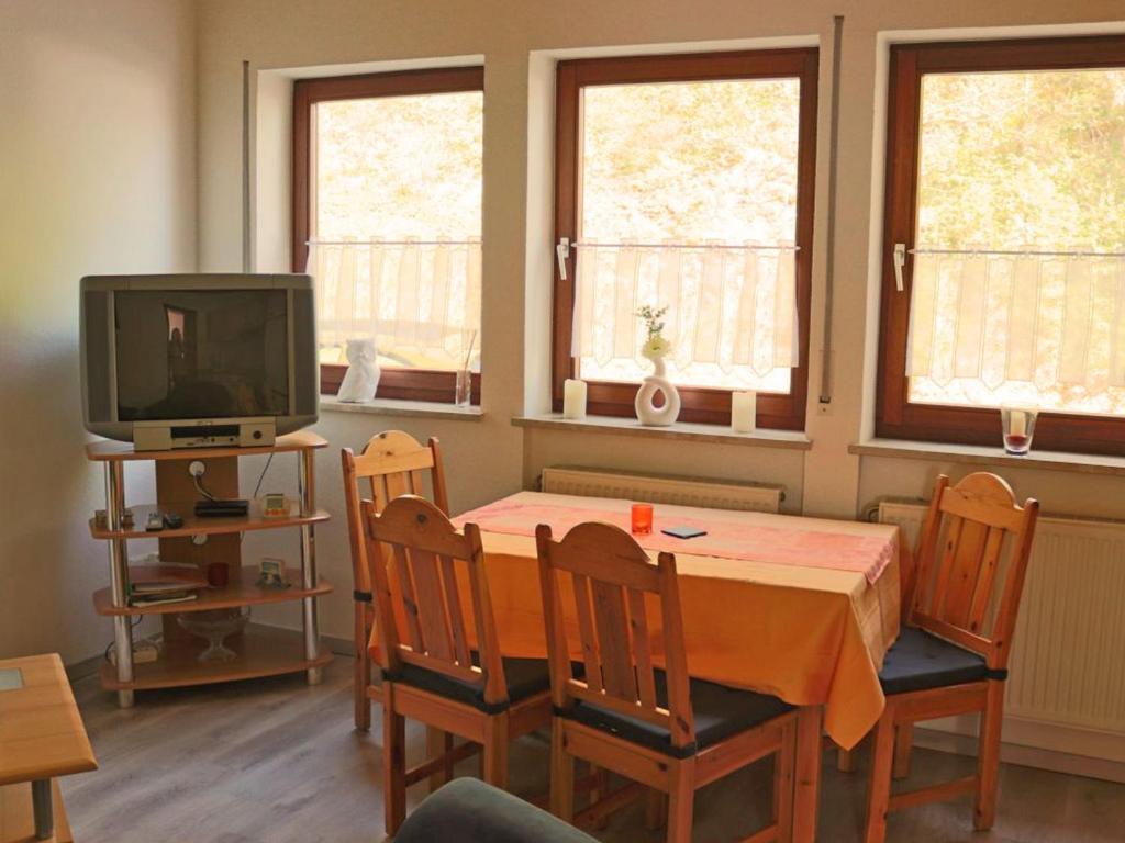 梅德巴赫祖尔多先科酒店的一间带桌椅和电视的用餐室