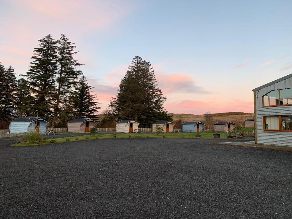 波特里Isle Of Skye Camping Pods的房子前面的一个停车位