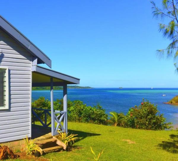 Nanuya LailaiBay of Plenty Nature Lodge的海景白色房屋