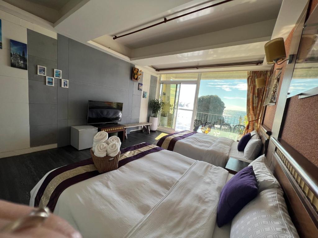 鹅銮鼻明君旅棧的酒店客房设有两张床和一个阳台。
