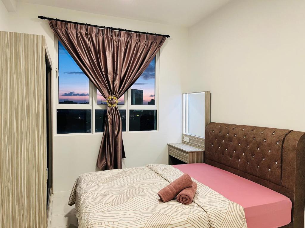 瓜拉丁加奴Renai Homestay Ladang Tanjung Kuala Terengganu with POOL的一间卧室设有一张床和一个大窗户