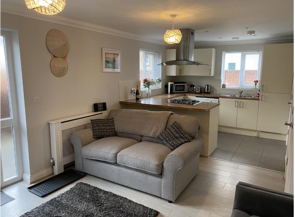 伯恩茅斯Modern House in Bournemouth town centre的带沙发的客厅和厨房