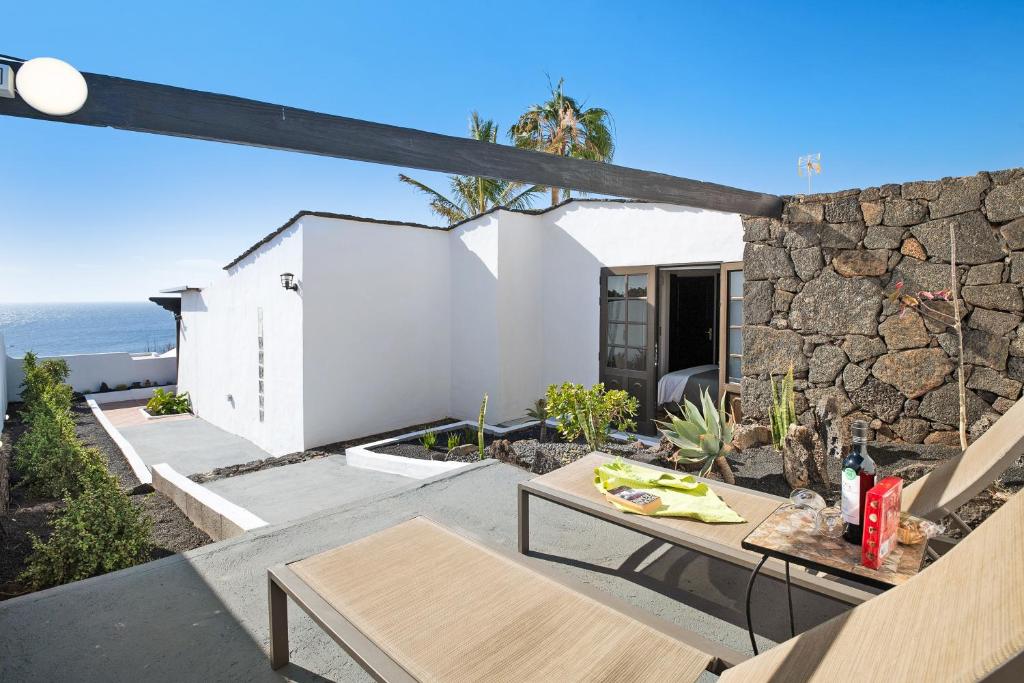 蒂亚斯Casa Los Angeles的一个带桌子和石墙的庭院