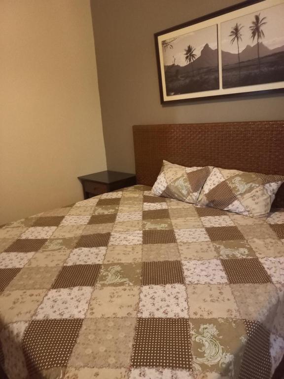 SouillacVilla Jehan Tourist Residence的一间卧室配有床,床上装有被子
