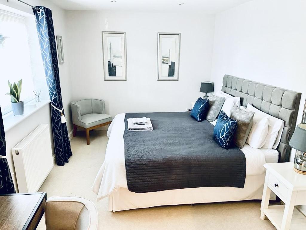 亨廷登索普住宿加早餐旅馆的一间卧室配有一张带蓝色枕头的大床