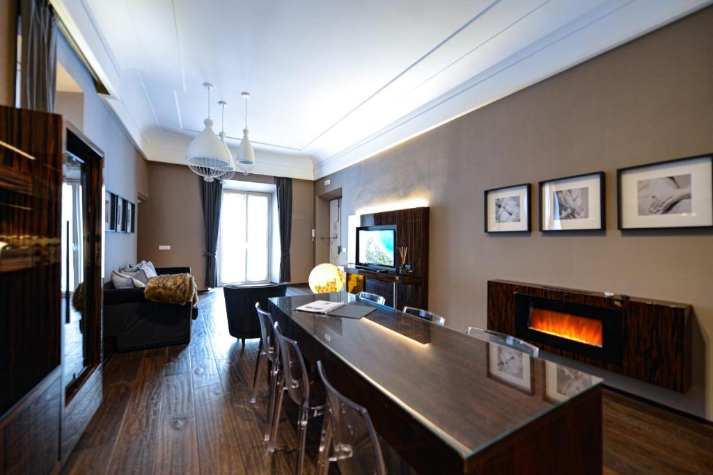 罗马The Babuino - Luxury serviced apartment的客厅设有带壁炉的酒吧。