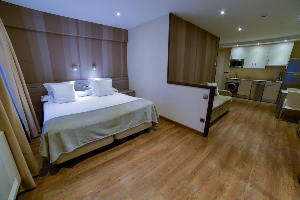 利亚内斯利亚内斯旅游公寓酒店的酒店客房带一张床和一个厨房