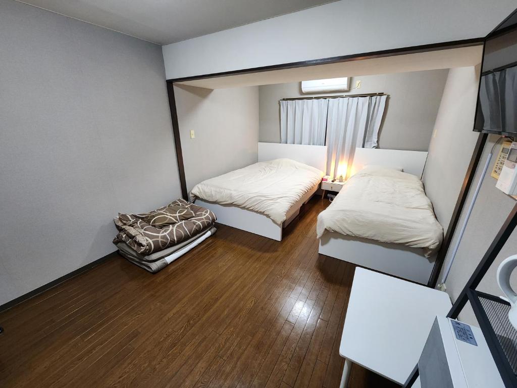 大阪MORI Apartment2 道頓堀(Dotonbori) 1K的小房间设有两张床和一张桌子