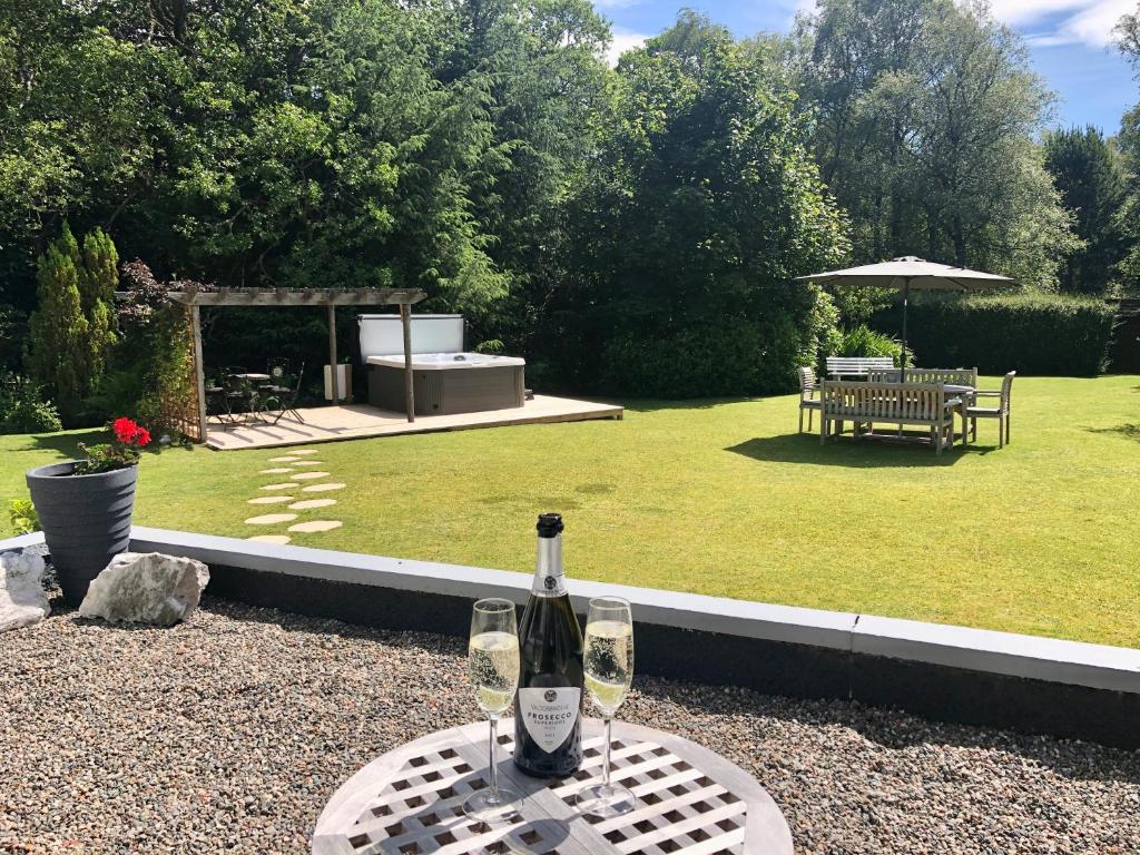 史宾桥远山宾馆的花园里的桌子上坐着一瓶葡萄酒