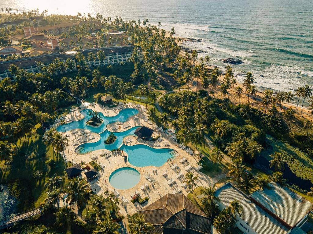 科斯塔萨乌佩Sauipe Resorts Ala Terra - All Inclusive的享有棕榈树和海洋度假村的空中景致