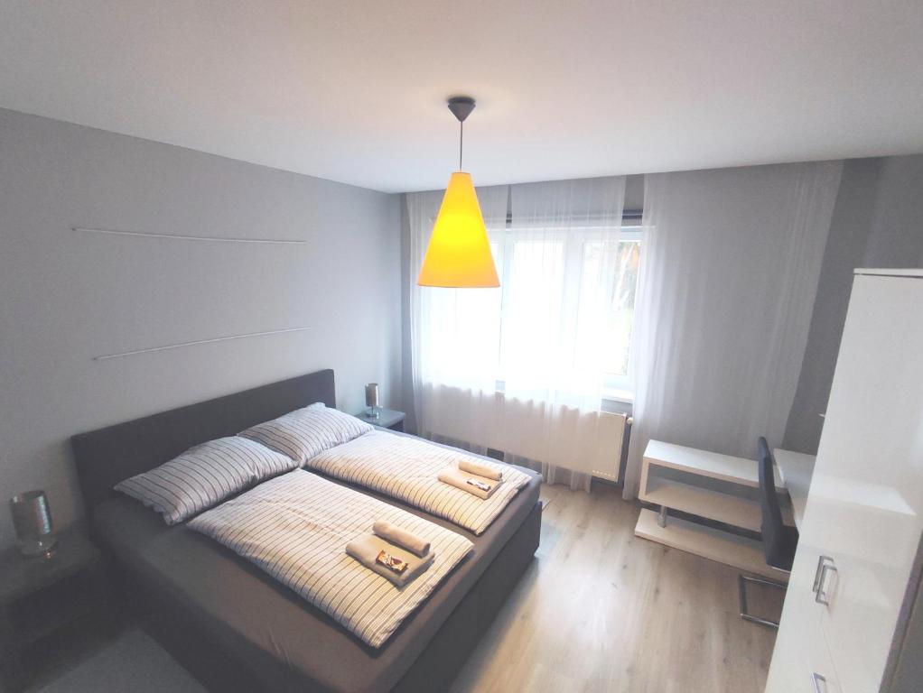 KostomlatyAlisa Apartments的一间卧室配有床和黄色的灯光
