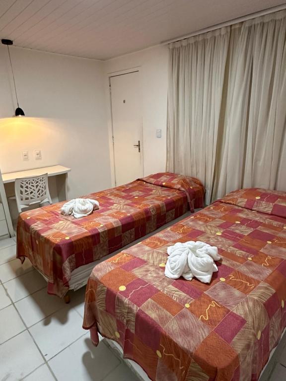 福塔莱萨Hotel Pousada Villa Marina的两张位于酒店客房的床,配有毛巾