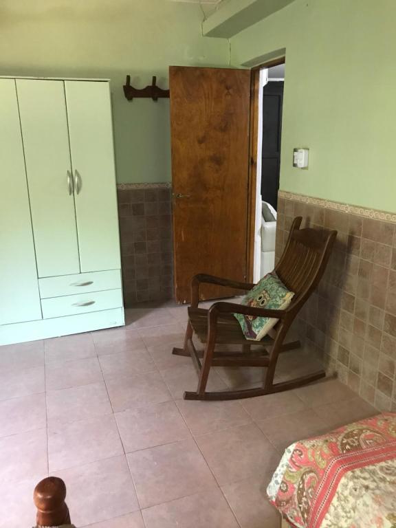 拉班达Finca Victoria的一间带椅子和橱柜的房间