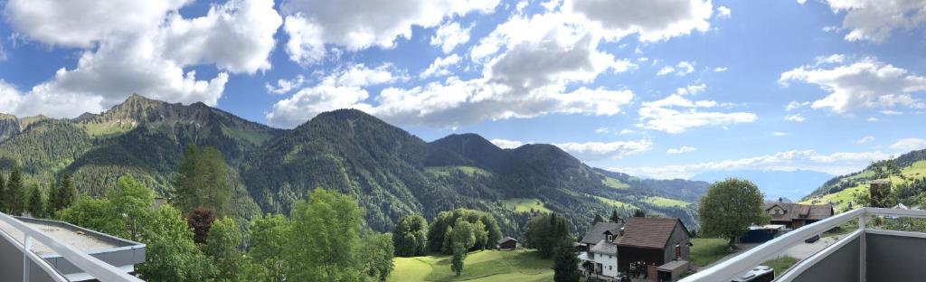 拉特恩斯Walli Laterns的享有山谷和山脉的美景,设有1栋房屋。