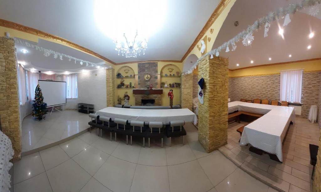 基辅Куренiвський Двiр的大型客房设有带桌椅的会议室