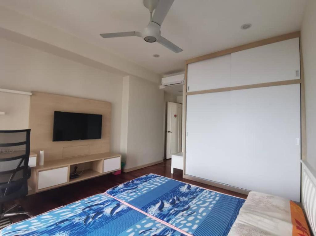 马六甲Ocean Palms的一间卧室配有一张床和一台平面电视