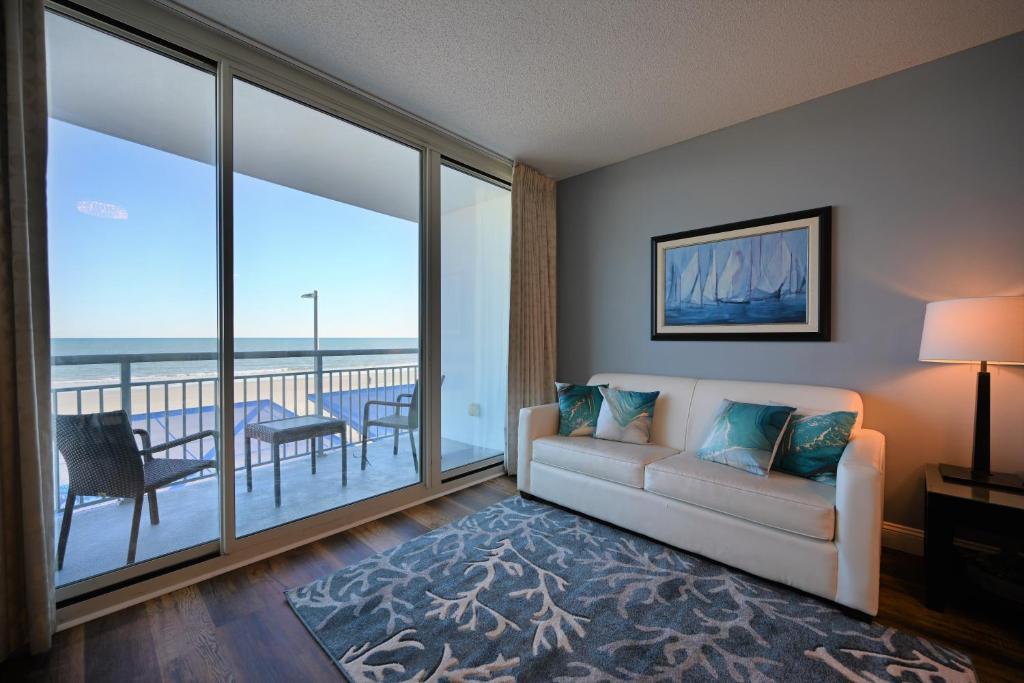 默特尔比奇Spectacular Ocean Front Real 1 Bedroom Condo, 2 Ba的带沙发的客厅,享有海景