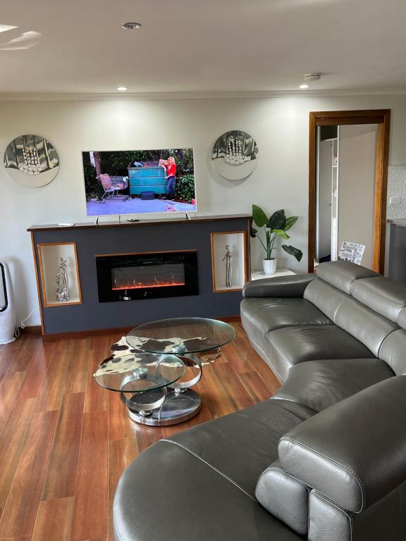 Palm beach Sydney, Modern home with water view的电视和&#47;或娱乐中心
