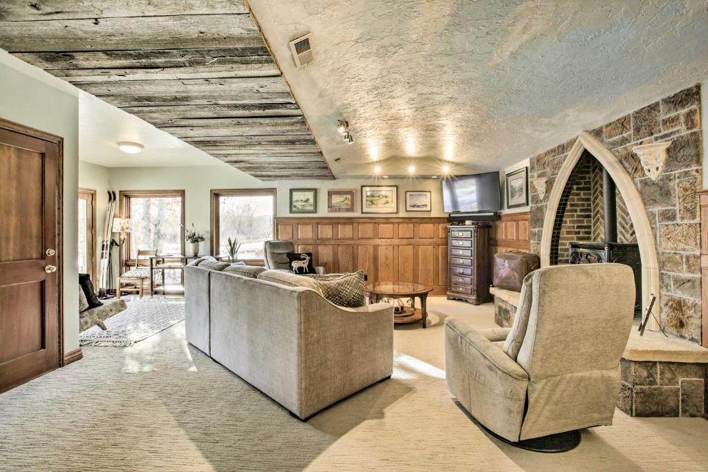 谢里登Stunning Sheridan Ranch Villa Mountain View!的客厅配有两把椅子和石墙