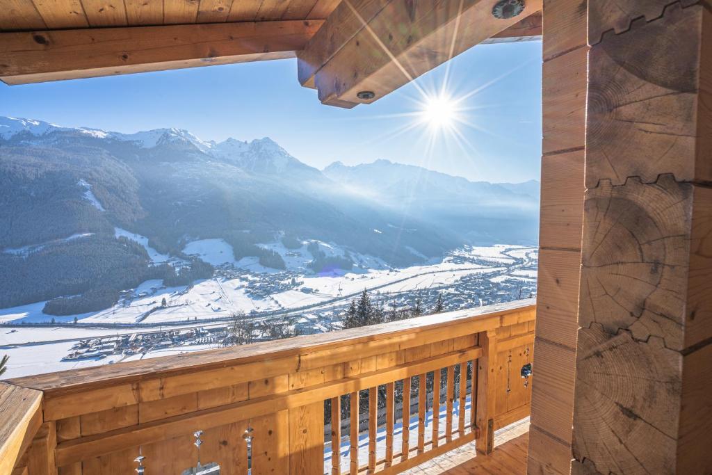 维尔德科格尔山麓布兰贝格Chalet Obenland Panorama Aussicht Kitzbühler Alpen的阳台享有雪覆盖的山脉美景。