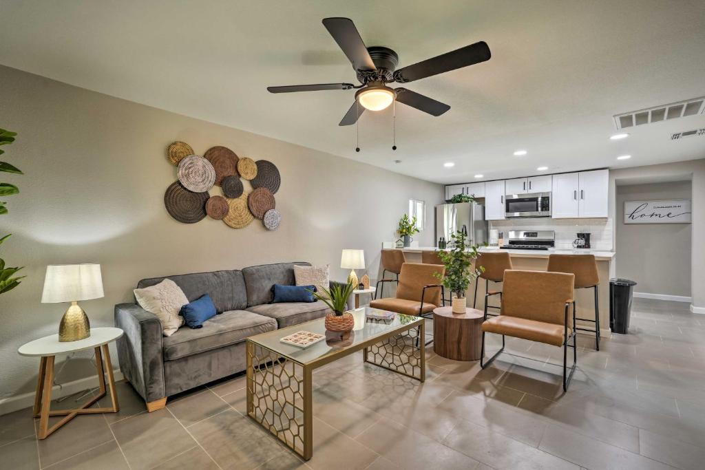 凤凰城Phoenix Vacation Rental Home - Pet Friendly!的带沙发和吊扇的客厅