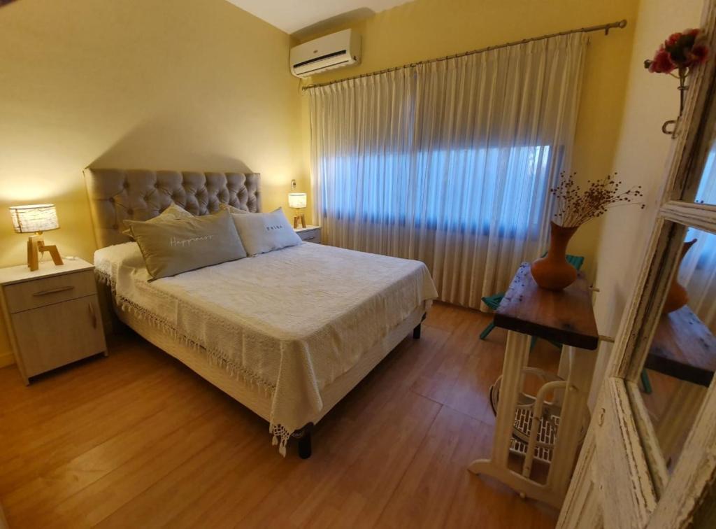 科隆Arenas de Colón的一间卧室设有一张大床和一个窗户。