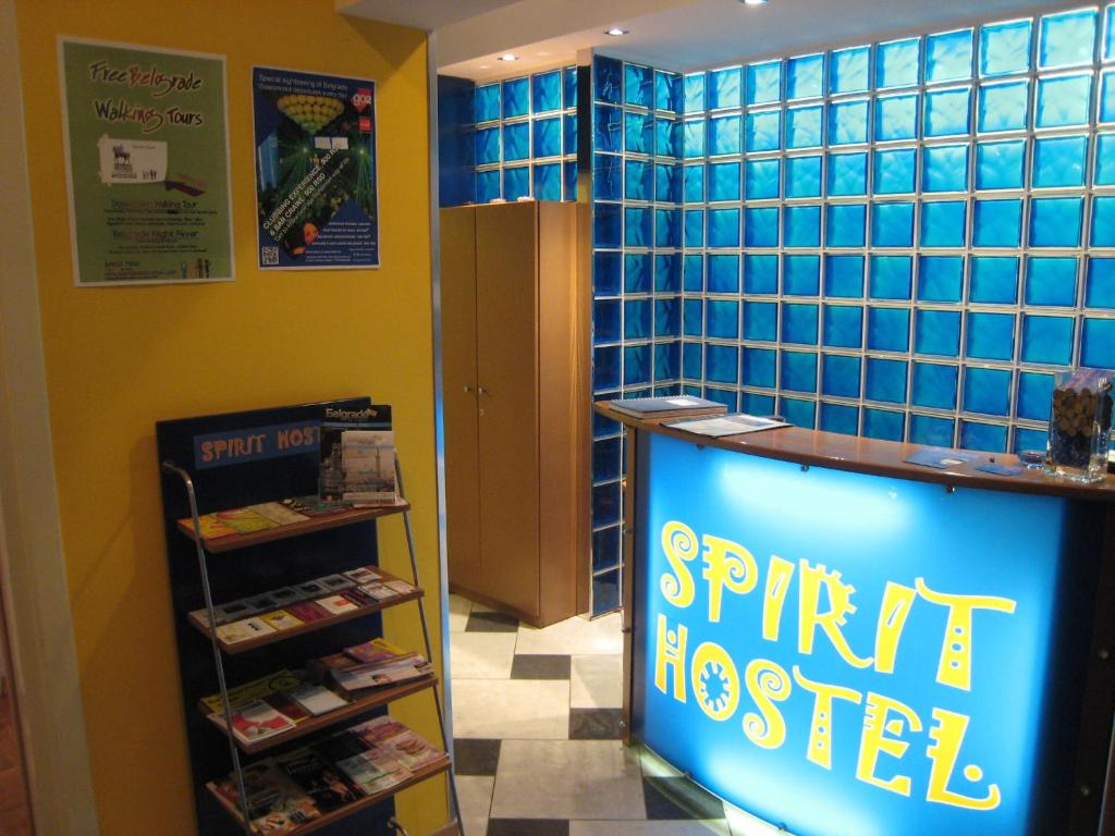 贝尔格莱德斯比里特旅馆加公寓的一间拥有蓝色瓷砖墙壁和阅读最热的标志的商店