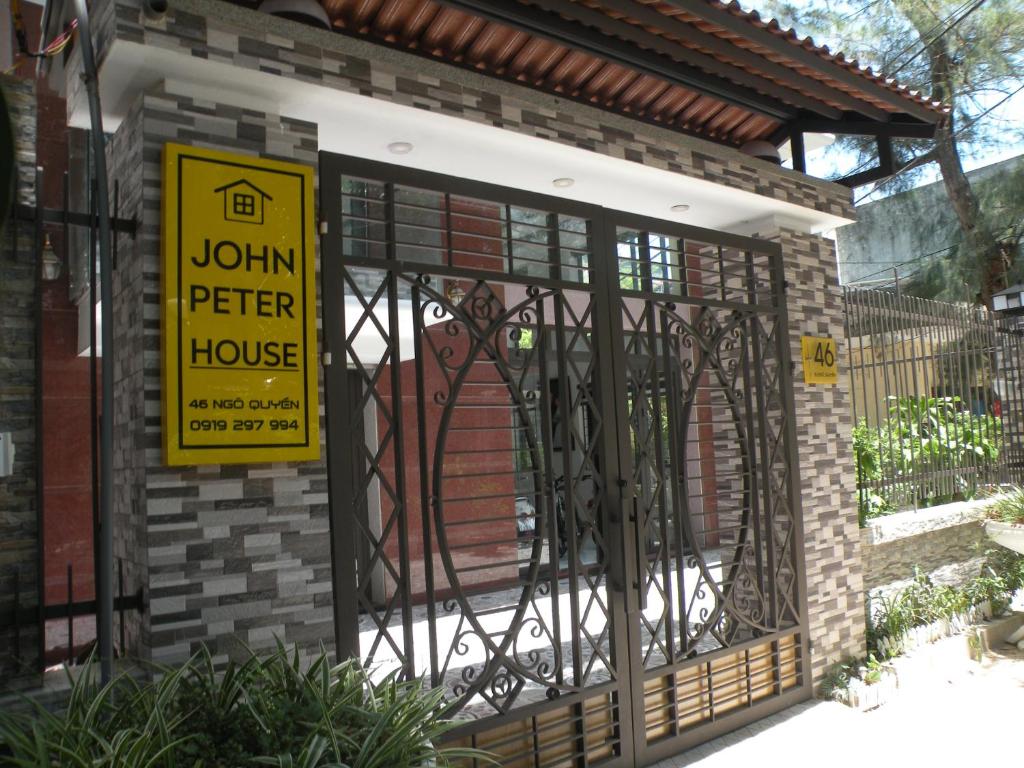 岑山John Peter House的一座房子,上面有铁门和标志