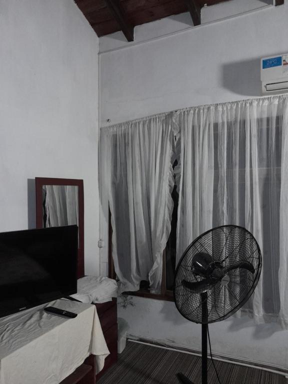 圣达菲Lili的卧室配有风扇,位于窗户前