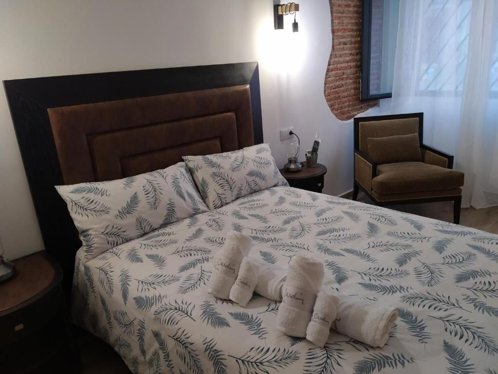 马尔帕尔蒂达德卡塞雷斯Casa rural Maila的一间卧室配有一张带两个白色枕头的床
