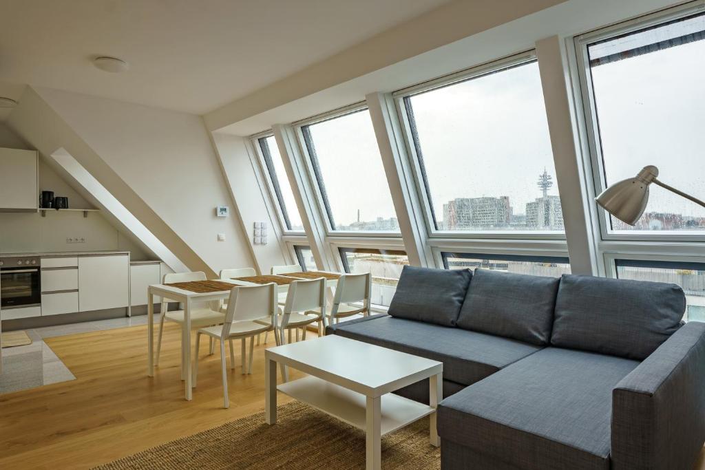 维也纳Central Living Apartments - Belvedere的客厅配有沙发和桌子